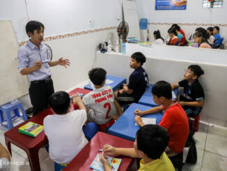 Saigon worker runs private school for free
