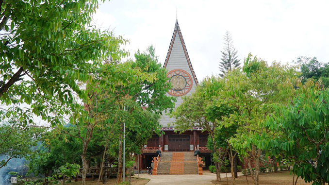Central Highlands church has communal look