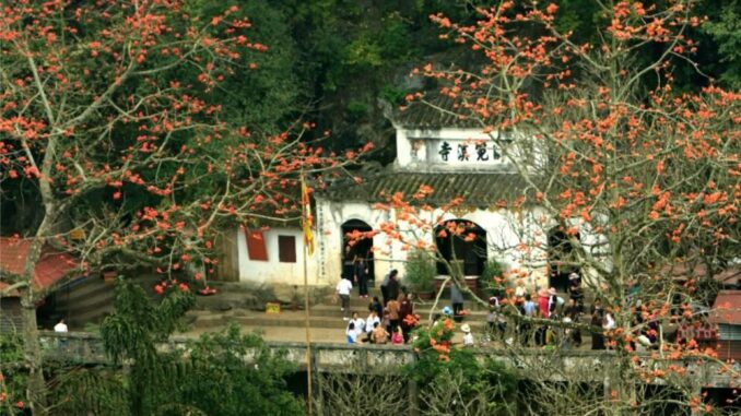 experience traveling Huong Pagoda
