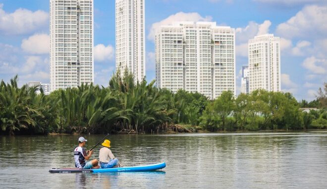 SUP boating surfs Saigon River extremely 'chill' watching the city's high-rise buildings