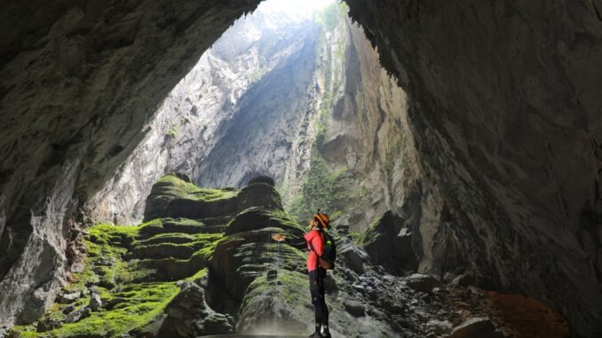 luxury travel experiences, luxury resorts, Seaplane tours, Ha Long Bay, five-star cruise, Son Doong Cave, hot-air balloon