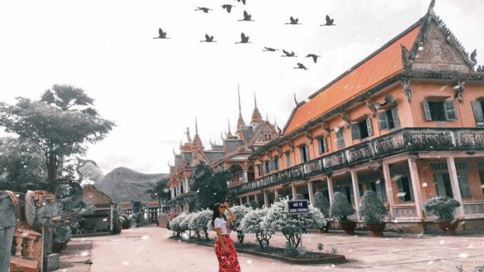 Let's explore temples with beautiful architecture in Vietnam